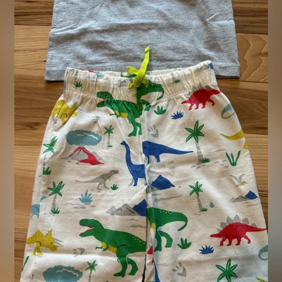 Baby Boden 3/4 NWT Dino shirt and shorts set - Picture 2 of 3
